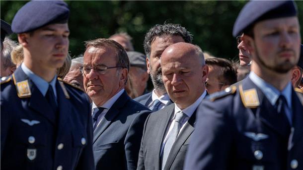 Bundesverteidigungsminister Boris Pistoris (M.l.) und Berlins Regierender Bürgermeister Kai Wegner beim Festakt zum 75. Jahrestag des Endes der Berliner Luftbrücke.
