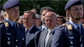 Bundesverteidigungsminister Boris Pistoris (M.l.) und Berlins Regierender Bürgermeister Kai Wegner beim Festakt zum 75. Jahrestag des Endes der Berliner Luftbrücke.