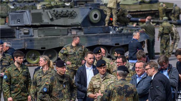 Pistorius sichert Ukraine dauerhafte Unterstützung zu Bundesverteidigungsminister Boris Pistorius (3.v.r) und sein dänischer Amtskollege Troels Lund Poulsen (2.v.r) sprechen mit Bundeswehrsoldaten.