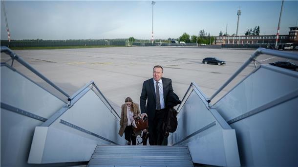 Bundesverteidigungsminister Boris Pistorius auf dem Weg nach Paris.
