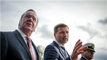 Bundesverteidigungsminister Boris Pistorius (l, SPD) mit seinem estnischen Amtskollegen Hanno Pevkur in Tallinn.