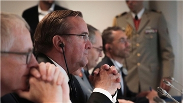 Bundesverteidigungsminister Boris Pistorius (M, SPD) während des bilateralen Treffens auf dem Luftwaffenstützpunkt Evreux.