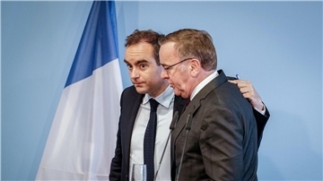 Bundesverteidigungsminister Boris Pistorius (r, SPD) und sein französischer Kollege Sébastien Lecornu haben eine Einigung erzielt.