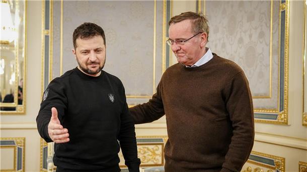 Ausfuhr von bis zu 178 Leopard-1-Panzern in die Ukraine Bundesverteidigungsminister Boris Pistorius (r) wird vom ukrainischen Präsidenten Wolodymyr Selenskyj in Kiew empfangen.