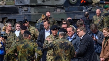Bundesverteidigungsminister Boris Pistorius (SPD, 4.v.r) und sein dänischer Amtskollege Troels Lund Poulsen (3.v.r) sprechen mit Bundeswehrsoldaten.