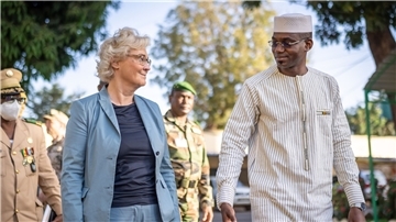 Bundesverteidigungsministerin Christine Lambrecht trifft in Bamako ihren malischen Amtskollegen Sadio Camara.