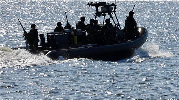 Bundeswehr übt für den Ernstfall - „Wir werden getestet“ Bundeswehr sichert Gewässer für Schiffstransport.
