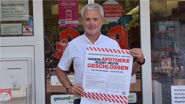Norbert Schulze vor seiner Stadt-Apotheke in Nordenham