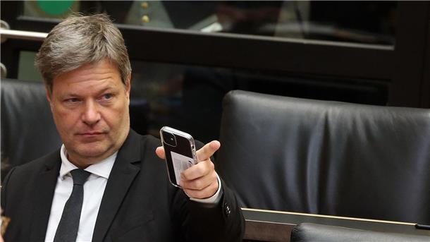 Bundeswirtschafts- und Klimaschutzminister Robert Habeck sieht Fortschritte beim klimafreundlichen Umbau von Wirtschaft und Gesellschaft.