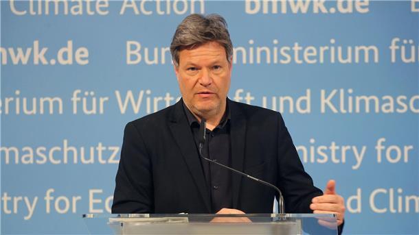 Sonne ernten vom Balkon: Habecks Pläne für mehr Solarstrom Bundeswirtschaftsminister Habeck will den Bau von Solaranlagen in Gewerbe- und Industriegebieten, auf landwirtschaftlichen Flächen und auf Gewässern erleichtern.