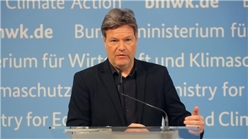 Bundeswirtschaftsminister Habeck will den Bau von Solaranlagen in Gewerbe- und Industriegebieten, auf landwirtschaftlichen Flächen und auf Gewässern erleichtern.