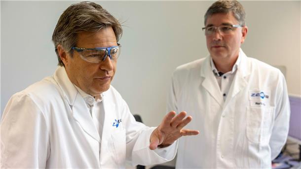 Habeck will Pharma-Standort Deutschland stärken Bundeswirtschaftsminister Robert Habeck besichtigt in Darmstadt das Biotechnologie-Unternehmen Zedira, rechts dessen Gründer Martin Hils.