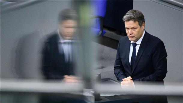 Habeck erwartet weiter sinkende Inflation  Bundeswirtschaftsminister Robert Habeck (Bündnis 90/Die Grünen) gibt bei der Plenarsitzung im Deutschen Bundestag eine Regierungserklärung zum Jahreswirtschaftsbericht.