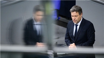 Bundeswirtschaftsminister Robert Habeck (Bündnis 90/Die Grünen) gibt bei der Plenarsitzung im Deutschen Bundestag eine Regierungserklärung zum Jahreswirtschaftsbericht.