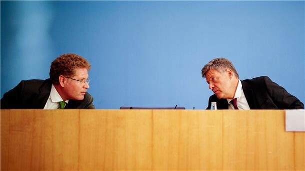 Habeck hält an Graichen fest Bundeswirtschaftsminister Robert Habeck (Grüne, r) mit seinem Staatssekretär Patrick Graichen.