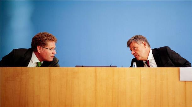 Bundeswirtschaftsminister Robert Habeck (Grüne, r) und sein Staatssekretär Patrick Graichen.