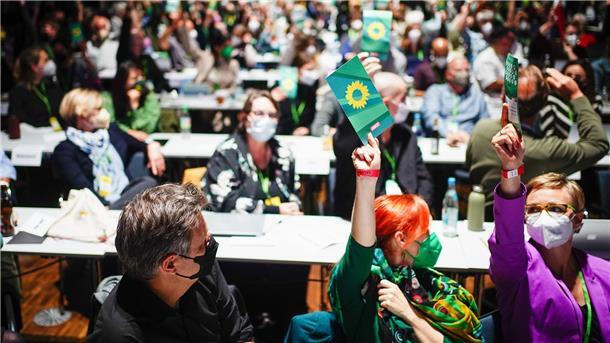 Grüne unterstützen Einsatzreserve für Atomkraftwerke Bundeswirtschaftsminister Robert Habeck (l) beobachtet die Abstimmung über den Weiterbetrieb der Atomkraftwerke.