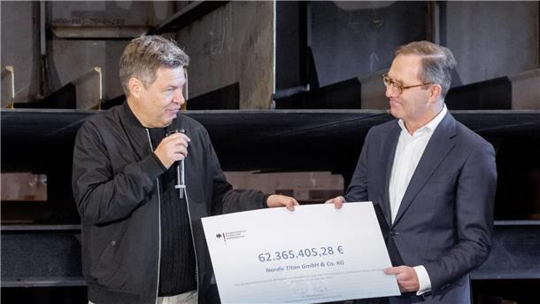 Bundeswirtschaftsminister Robert Habeck (.) mit Richard Grube, Geschäftsführender Gesellschafter der Nordic Hamburg Shipmanagement, in Flensburg.