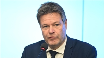 Bundeswirtschaftsminister Robert Habeck (r, Bündnis 90/Die Grünen) spricht bei einer Pressekonferenz.