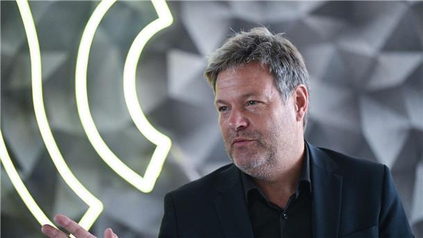 Deutsche Wirtschaft sieht große Potenziale in Indien Bundeswirtschaftsminister Robert Habeck reist mit einer Wirtschaftsdelegation nach Indien.