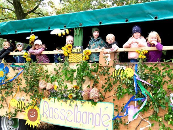 Bunt, laut und fröhlich - die Tarmstedter Erntewagenparade