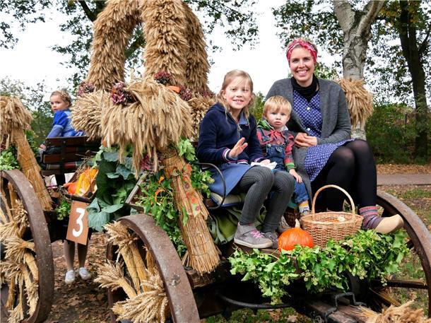Bunt, laut und fröhlich - die Tarmstedter Erntewagenparade