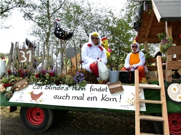 Bunt, laut und fröhlich - die Tarmstedter Erntewagenparade