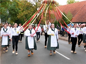 Bunt, laut und fröhlich - die Tarmstedter Erntewagenparade