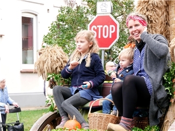 Bunt, laut und fröhlich - die Tarmstedter Erntewagenparade