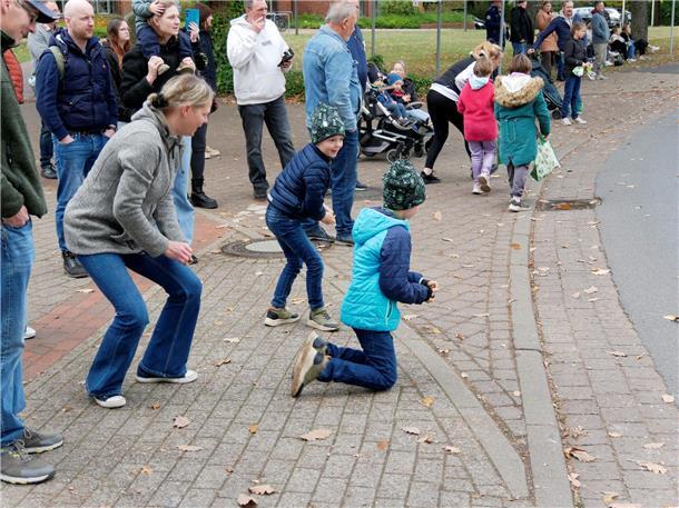 Bunt, laut und fröhlich - die Tarmstedter Erntewagenparade