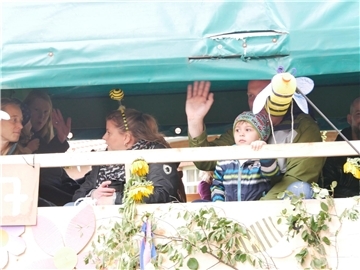 Bunt, laut und fröhlich - die Tarmstedter Erntewagenparade