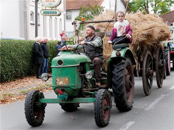 Bunt, laut und fröhlich - die Tarmstedter Erntewagenparade