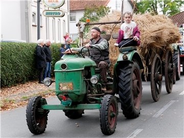 Bunt, laut und fröhlich - die Tarmstedter Erntewagenparade