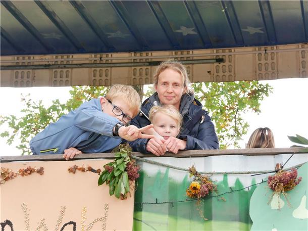 Bunt, laut und fröhlich - die Tarmstedter Erntewagenparade