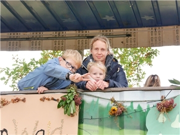 Bunt, laut und fröhlich - die Tarmstedter Erntewagenparade