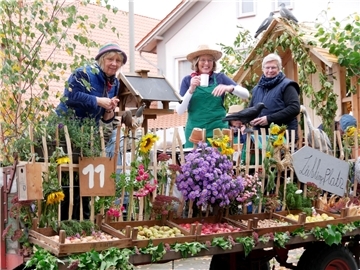 Bunt, laut und fröhlich - die Tarmstedter Erntewagenparade