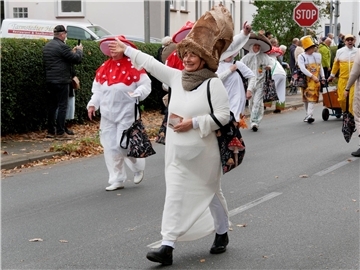 Bunt, laut und fröhlich - die Tarmstedter Erntewagenparade