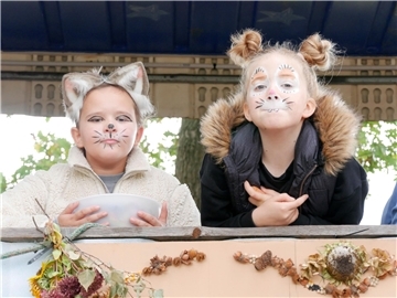Bunt, laut und fröhlich - die Tarmstedter Erntewagenparade