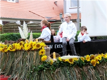 Bunt, laut und fröhlich - die Tarmstedter Erntewagenparade