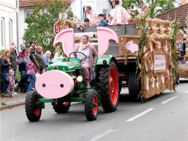 Bunt, laut und fröhlich - die Tarmstedter Erntewagenparade