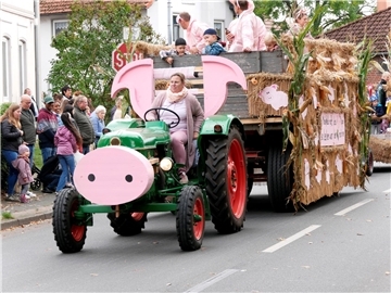 Bunt, laut und fröhlich - die Tarmstedter Erntewagenparade