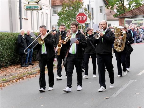 Bunt, laut und fröhlich - die Tarmstedter Erntewagenparade
