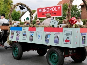 Bunt, laut und fröhlich - die Tarmstedter Erntewagenparade