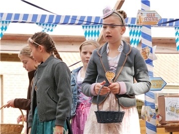 Bunt, laut und fröhlich - die Tarmstedter Erntewagenparade