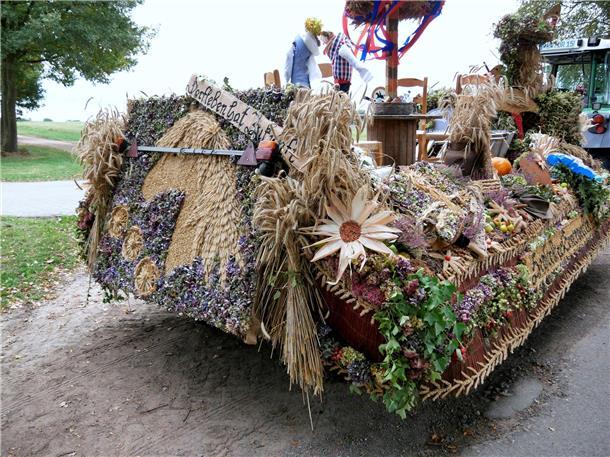 Bunt, laut und fröhlich - die Tarmstedter Erntewagenparade
