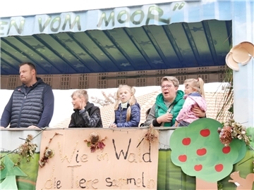 Bunt, laut und fröhlich - die Tarmstedter Erntewagenparade