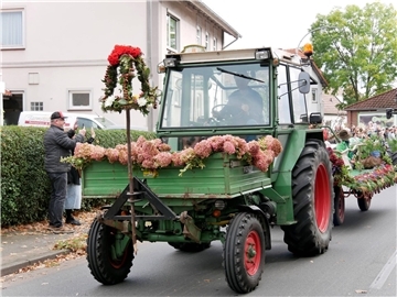 Bunt, laut und fröhlich - die Tarmstedter Erntewagenparade