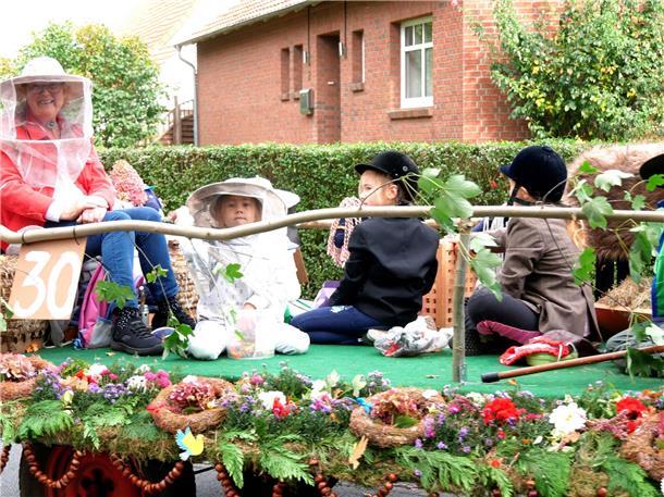 Bunt, laut und fröhlich - die Tarmstedter Erntewagenparade