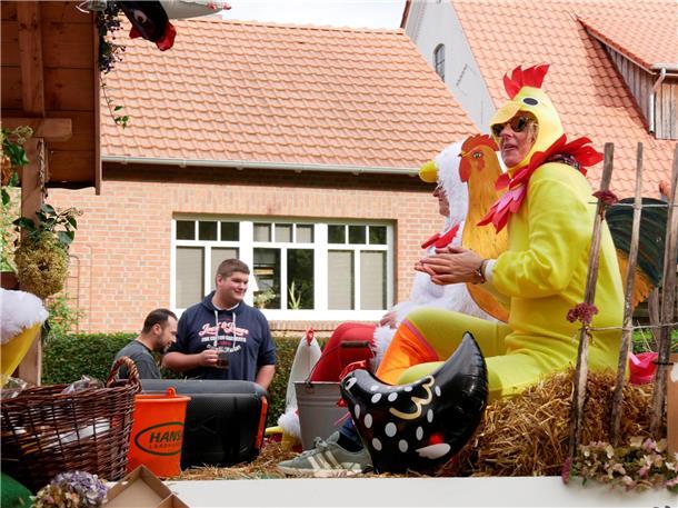 Bunt, laut und fröhlich - die Tarmstedter Erntewagenparade