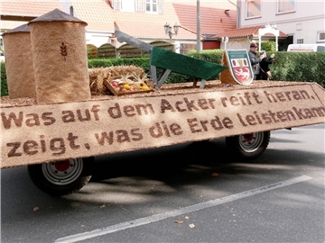 Bunt, laut und fröhlich - die Tarmstedter Erntewagenparade